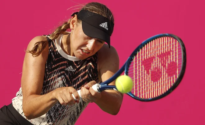 Kaja Juvan je na teniškega turnirja WTA v Portorožu izločila Aleksandro Krunić, ta pa se je Ljubljančanki oddolžila za poraz v Kazahstanu. FOTO: Matej Družnik/Delo