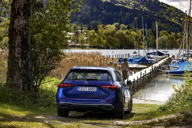 Na področju motorizacije se je z novimi bencinskimi in dizelskimi 4-valjnimi motorji zgodila revolucija. Vsi so opremljeni z blagim hibridnim sistemom, ki ob boljših pospeških in večji moči skrbi tudi za manjše emisije in porabo goriva. FOTO: Mercedes-Benz