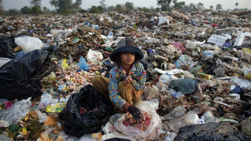 Fotografija: Na globalni ravni zavržemo več kot tretjino proizvedene hrane. Na drugi strani v ekonomsko šibkejših delih sveta zaradi podhranjenosti vsako leto umre 3,1 milijona otrok, mlajših od pet let. FOTO: Athit Perawongmetha/Reuters