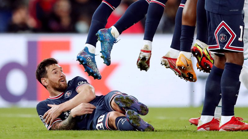 Fotografija: Fotografija, ki je hitro obšla svet: Lionel Messi pomaga soigralcem v živem zidu z ležanjem na tleh.
FOTO: Benoit Tessier/Reuters