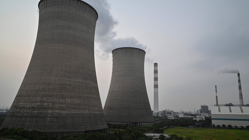 Fotografija: Okoli dve tretjini kitajske elektrike proizvedejo termoelektrarne, ki pa imajo vse bolj moteno preskrbo s premogom. Foto Hector Retamal/AFP
