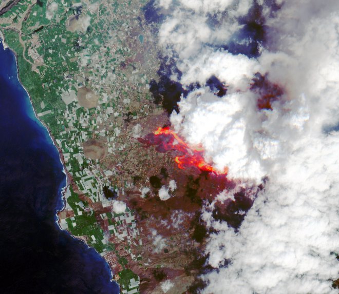 Posnetek La Palme po izbruhu vulkana, ki ga je naredil satelit Sentinel-2. FOTO: @DEFIS_EU/European Union, Copernicus/Reuters