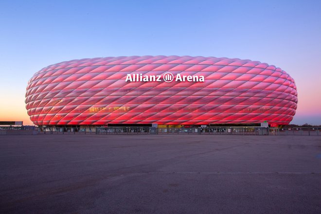 Pogled na nogometni stadion ob sončnem zahodu @ Allianz Arena