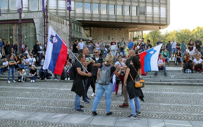 Prostest nasprotnikov ukrepov PCT na Trgu republike. FOTO: Blaž Samec/Delo