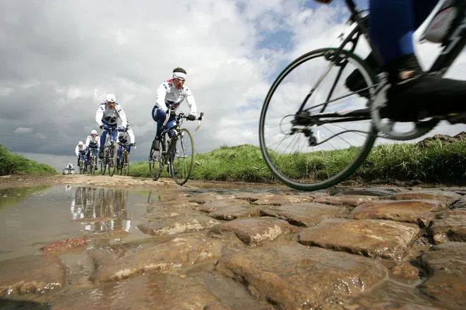 Granitne kocke bodo spet krojile letošnjo dirko med Parizom in Roubaixom. FOTO: Pascal Rossignol/Reuters