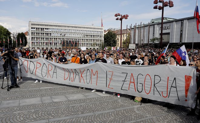 Prostest nasprotnikov ukrepov PCT na Trgu republike. FOTO: Jože Suhadolnik/Delo