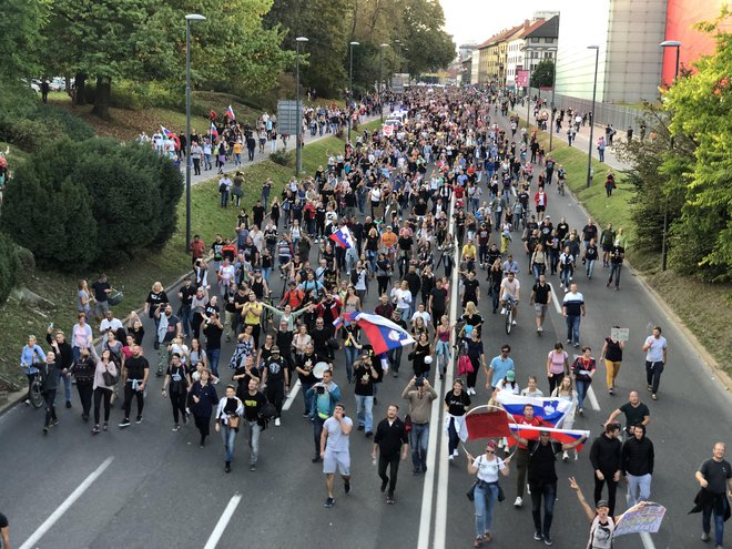 Protestniki so se obrnili nazaj proti središču mesta. FOTO: Voranc Vogel/Delo