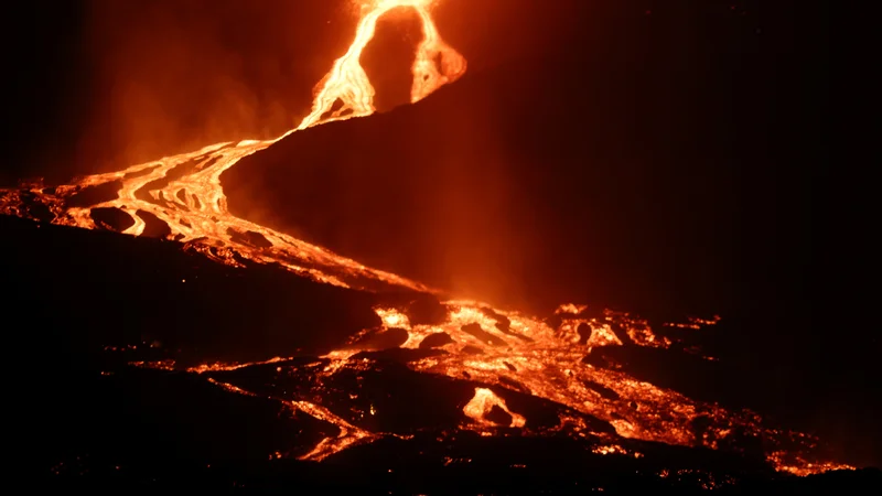 Fotografija: 6,5 kilometra loči osrednji krater od obale. FOTO: Nacho Doce/Reuters
