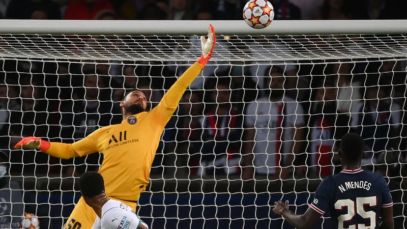 Fotografija: Gianluigi Donnarumma je imel odličen večer. FOTO: Franck Fife/AFP