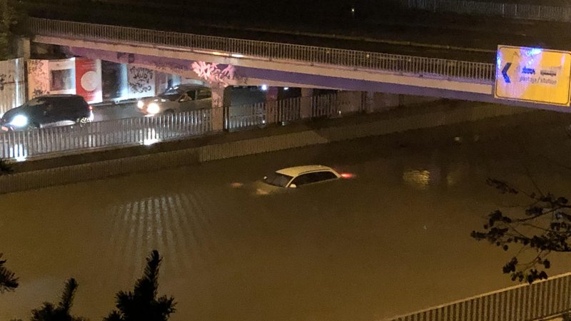 Fotografija: Na začetku Dunajske ceste je v vodi obtičal avtomobil. FOTO: A. V.