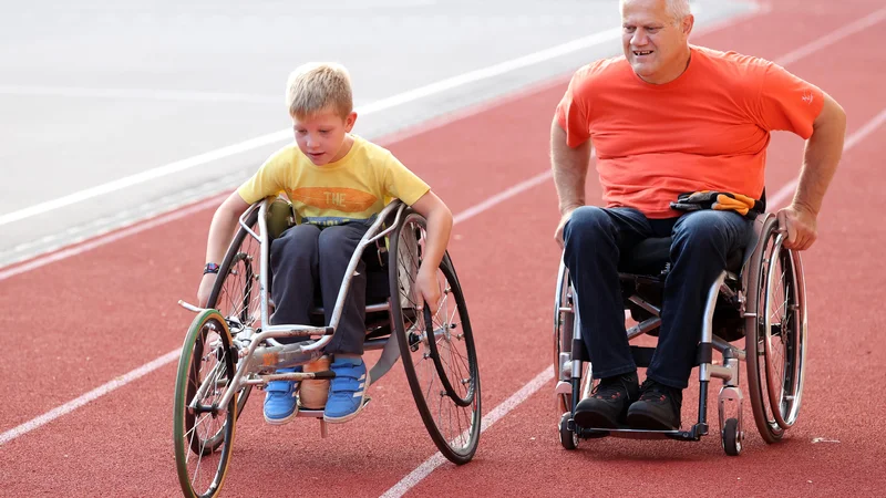 Fotografija: Obiskovalci Dneva s parašportniki so se lahko preizkusili v paraatletiki, paranamiznem tenisu, paraplesu, paralokostrelstvu in hokeju na električnih vozičkih. FOTO: Aleš Fevžer