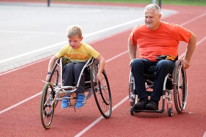 Obiskovalci Dneva s parašportniki so se lahko preizkusili v paraatletiki, paranamiznem tenisu, paraplesu, paralokostrelstvu in hokeju na električnih vozičkih.&nbsp;FOTO: Aleš Fevžer