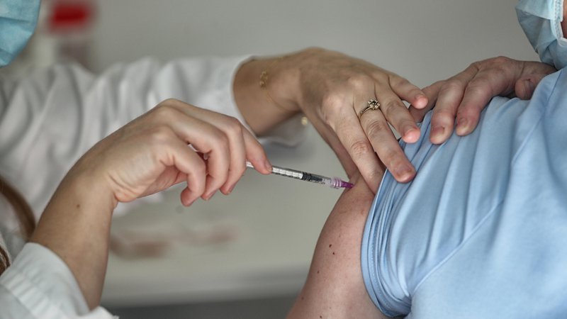 Fotografija: Zakaj so bili nekateri najstniki cepljeni z vektorksimi cepivi, še ni znano. Foto Blaž Samec
