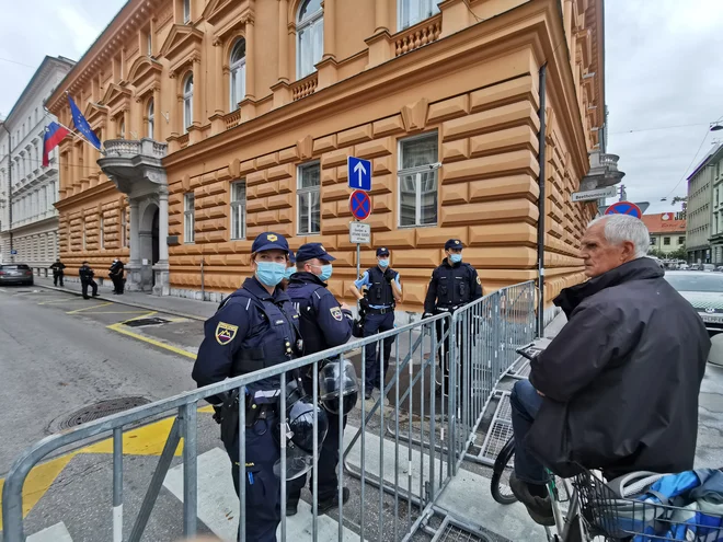 Ustavno sodišče odloča o pogoju PC za del javne uprave. FOTO: Jože Suhadolnik/Delo