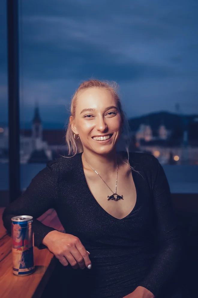 Janja se seveda veseli svoje Red Bullove pločevinke in pravi, da je občutek, ko jo zagledaš na polici trgovine, odličen. FOTO: Red Bull