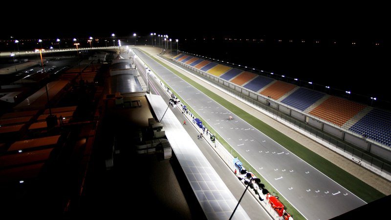 Fotografija: Katar je marca leta 2008 priredil prvo nočno dirko motoGP. FOTO: Fadi Al-Asaad/Reuters