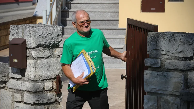 Fotografija: Najem zemljišča, do katerega nima več dostopa, ima Joško Joras vpisan v zemljiški knjigi k. o. Sečovlje. Foto Jože Suhadolnik