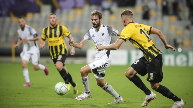 Fotografija: Slovenskega nogometnega prvaka Muro po domači tekmi proti Vitesseju v Londonu čaka še veliko zahtevnejša proti Tottenhamu. FOTO: Uroš Hočevar/Kolektiff