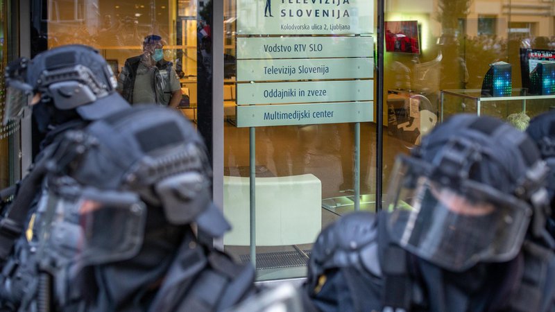 Fotografija: Premier ne zaupa direktorju PU Ljubljana, da je zmožen zagotoviti zadostno varnost ob protestih. FOTO: Voranc Vogel/Delo