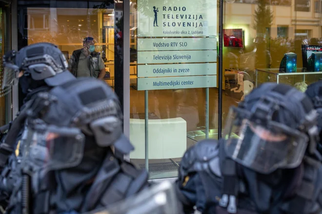 Premier ne zaupa direktorju PU Ljubljana, da je zmožen zagotoviti zadostno varnost ob protestih. FOTO: Voranc Vogel/Delo