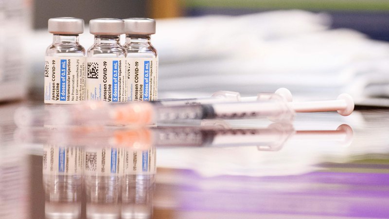 Fotografija: Vektorska cepiva lahko povzročijo redke, a nevarne stranske učinke. FOTO: Patrick T. Fallon/AFP