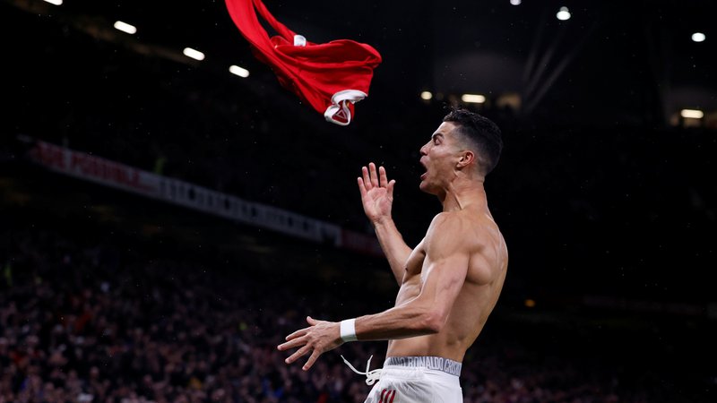 Fotografija: Med proslavljanjem že petega gola na ravno toliko tekmah po vrnitvi k Unitedu je Cristiano Ronaldo navijačem pokazal tudi mišice in na tribuno vrgel dres. FOTO: Phil Noble/Reuters