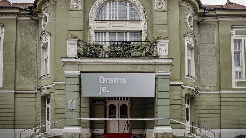 V nacionalnem programu za kulturo 2021&ndash;2028 za leto 2023 je napovedana tudi celovita prenova (včeraj poplavljene) stavbe SNG Drama. FOTO: Jože Suhadolnik