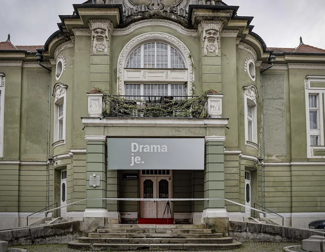 V nacionalnem programu za kulturo 2021&ndash;2028 za leto 2023 je napovedana tudi celovita prenova (včeraj poplavljene) stavbe SNG Drama. FOTO: Jože Suhadolnik