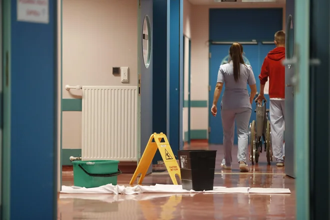 Na Kliniki ORL so v sredo zvečer dobesedno plavali v vodi. FOTO: Leon Vidic/Delo
