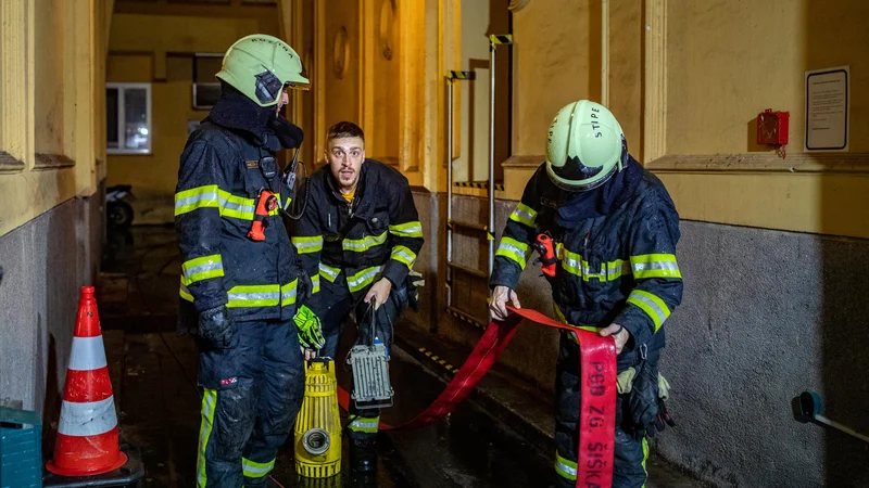 Fotografija: Poleg poklicnih so pomagali tudi prostovoljni gasilci iz 33 društev. FOTO: Voranc Vogel/Delo
