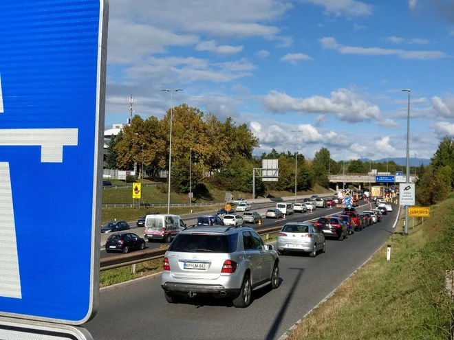 Zastojem zaradi del na severni obvoznici so se neuspešno skušali izogniti z vožnjo preko Celovške celo tovornjakarji. FOTO: Aleš Stergar/Delo