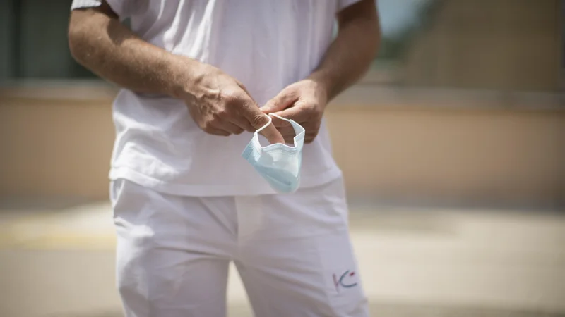 Fotografija: Covid-19 razvnema strasti tudi med stroko. V zadnjem času je bilo na Odbor za pravno-etična vprašanja vloženih kar nekaj prijav proti zdravnikom, ki so se med epidemijo covida-19 izpostavili z drugačnimi, tudi nestrokovnimi stališči. FOTO: Jure Eržen/Delo