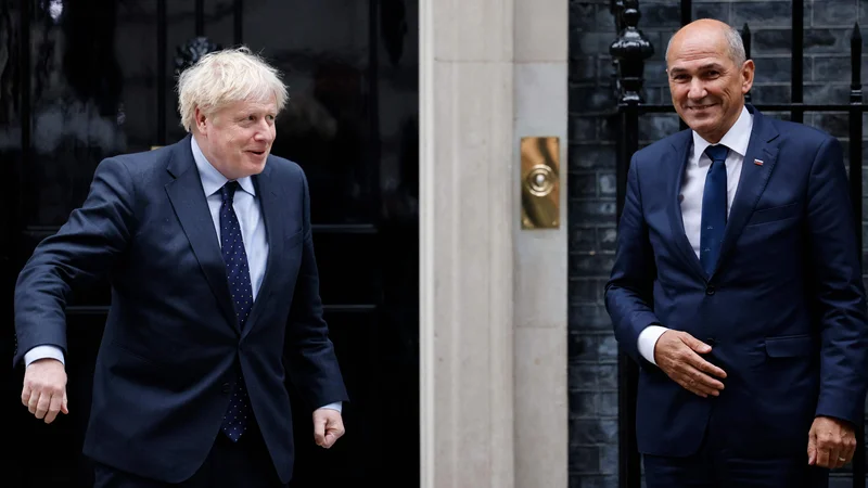 Fotografija: Britanski premier Boris Johnson in predsednik vlade Janez Janša pred vhodom v Downing Street 10. Foto: Tolga Akmen /Afp