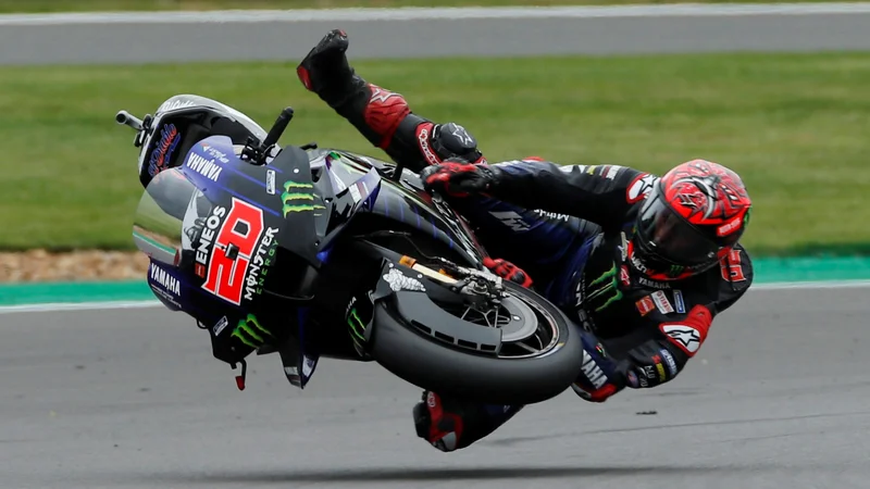 Fotografija: Fabio Quartararo se zaveda, da lahko tudi občuti trdoto asfalta tako kot na treningu v Silverstonu. FOTO: Andrew Boyers/Reuters