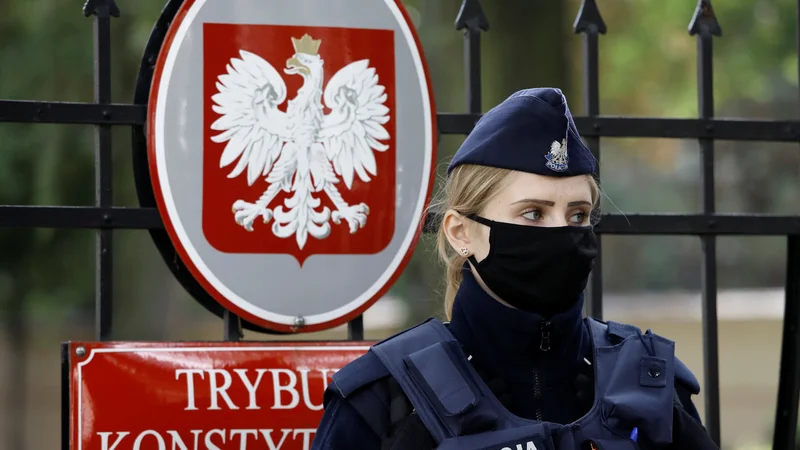 Fotografija: Zaradi pravnega spora z EU so se ponovno razvnele razprave o tem, ali se režim v Varšavi igra z izstopom iz evropske družine.
FOTO: Kacper Pempel/Reuters