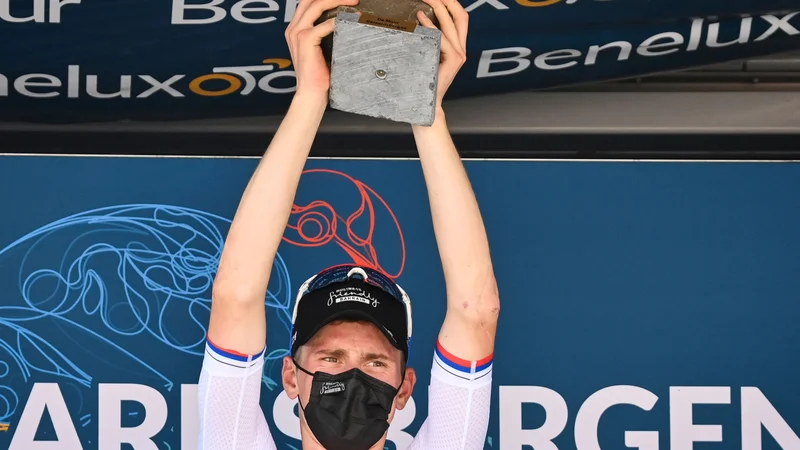 Fotografija: Matej Mohorič je za zmago v zadnji etapi dirke po Beneluksu prejel nekoliko manjšo granitno kocko, kot jo vsako leto podelijo zmagovalcu v Roubaixu. FOTO: David Stockman/AFP