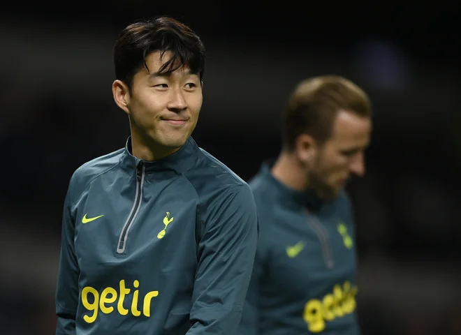 Napadalna asa Harry Kane (v ozadju) in Son Heung Min sta tekmo začela na klopi. FOTO: Tony Obrien/Reuters