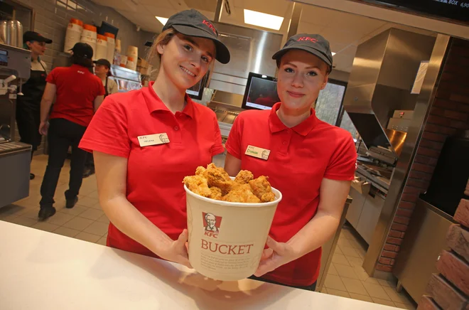 Restavracije Kentucky Fried Chicken postopoma prihajajo na Balkan, v Bosni in Hercegovini so jih odprtih rok najprej sprejeli zlasti šaljivci. Foto Tadej Regent