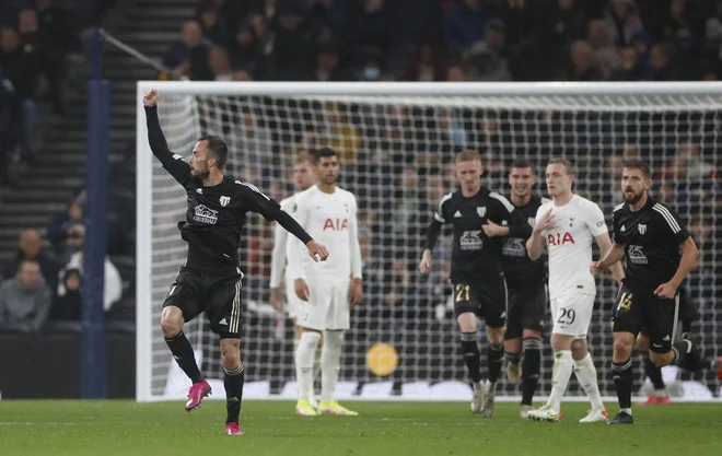 Žiga Kous proslavlja po fenomenalnem zadetku za znižanje na 1:2. FOTO: Paul Childs/Reuters