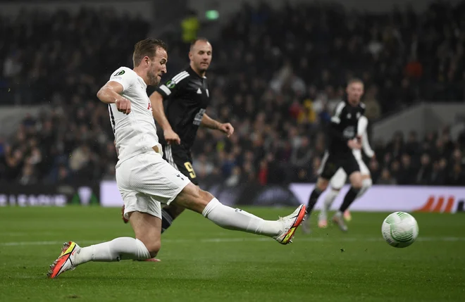 Kapetan Harry Kane je le nekaj minut po vstopu v igro mojstrsko zadel za 3:1, kasneje pa tudi za 4:1 in končnih 5:1. FOTO: Tony Obrien/Reuters