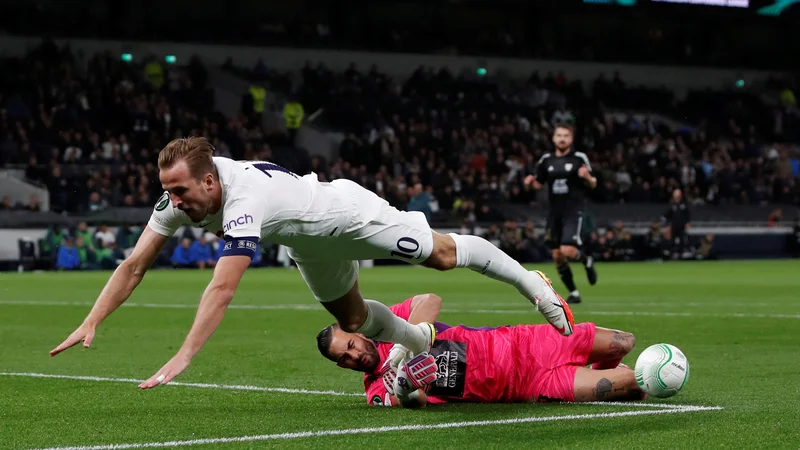 Fotografija: Tottenhamov zvezdnik Harry Kane in Murin vratar Matko Obradović. FOTO: Paul Childs/Reuters