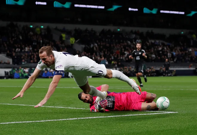 Tottenhamov zvezdnik Harry Kane in Murin vratar Matko Obradović. FOTO: Paul Childs/Reuters