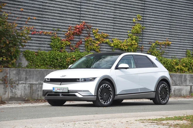 Hyundai je že doslej imel model ioniq, a ioniq s številko 5 njihovo električno ponudbo dviga više. FOTO: Gašper Boncelj