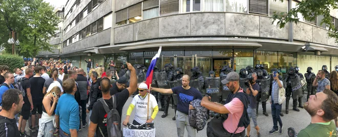 Javna radiotelevizija je glavna tarča anticepilcev. FOTO: Voranc Vogel/Delo