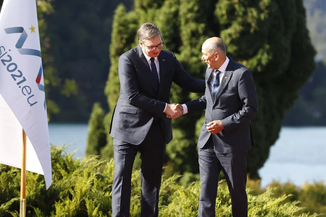 Medtem ko Slovenijo vodi Janez Janša, politik, ki je na sceni že dobra tri desetletja, Srbijo vodi predsednik Aleksandar Vučić, ki je v srbski politiki dejaven že dobra tri desetletja, od leta 1989. FOTO: Leon Vidic/Delo
