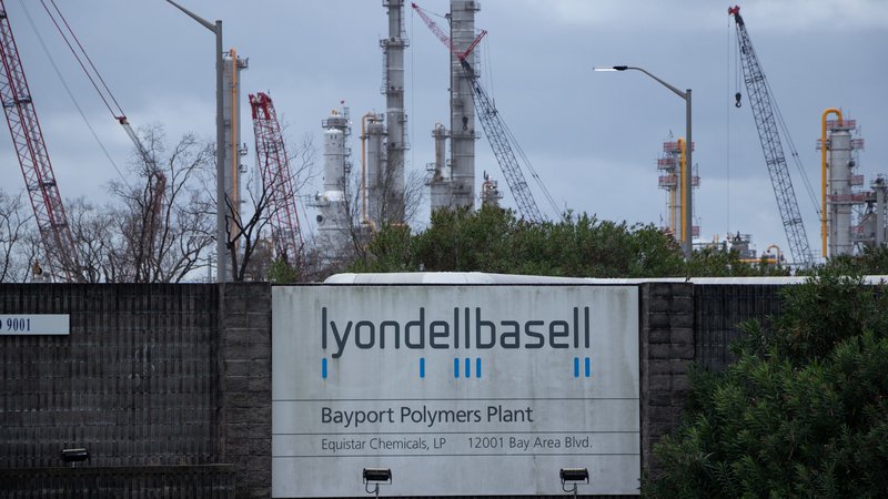 Fotografija: LyondellBasell je eno večjih podjetij za proizvodnjo plastike na svetu, takoj za BASF in Dow Chemicals.
FOTO: LyondellBasell