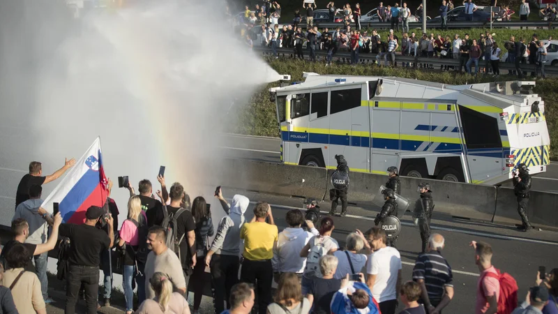 Fotografija: »Glede na agresivno retoriko SDS se bodo konflikti, ki lahko eskalirajo v različne vrste nasilja, nadaljevali,« meni sociolog Gorazd Kovačič. FOTO: Jure Eržen/Delo