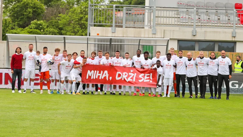 Fotografija: Miha lahko na dolgi poti proti okrevanju računa tudi na pomoč soigralcev. FOTO: NK Tabor Sežana