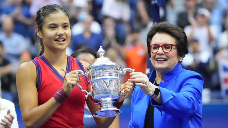 Fotografija: Billie Jean King (na fotografiji z letošnjo zmagovalko OP ZDA Emmo Raducanu) se je v zgodovino zapisala kot pravi velikan športa. FOTO: Robert Deutsch/USA Today Sports