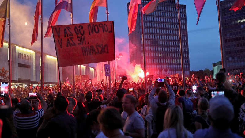 Fotografija: Silovitost protestov proti pogojem PCT, ki zadnjih nekaj sred pretresajo Ljubljano, ni nič posebnega. FOTO: Blaž Samec/Delo